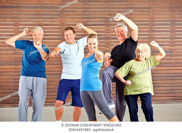 Aktive Senioren haben Kraft im Fitnesscenter und lernen Selbstverteidigung
