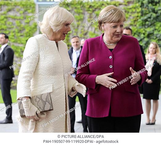 07 May 2019, Berlin: British Prince Charles (not pictured) and his wife Duchess Camilla (l) are received by Chancellor Angela Merkel (CDU) at the Federal...