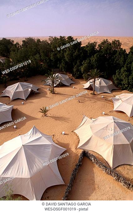 Tunisia, Grand Erg Oriental, tents in the oasis of Ksar Ghilane at Sahara