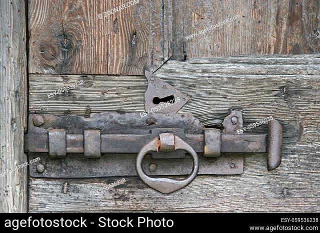 Alter Türriegel an der Holztüre eines alten italienischen Hauses