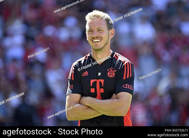 coach Julian NAGELSMANN (FC Bayern Munich), laughs, laughs, laughsd, optimistic, in a good mood, single image, cut single motif, half figure, half figure