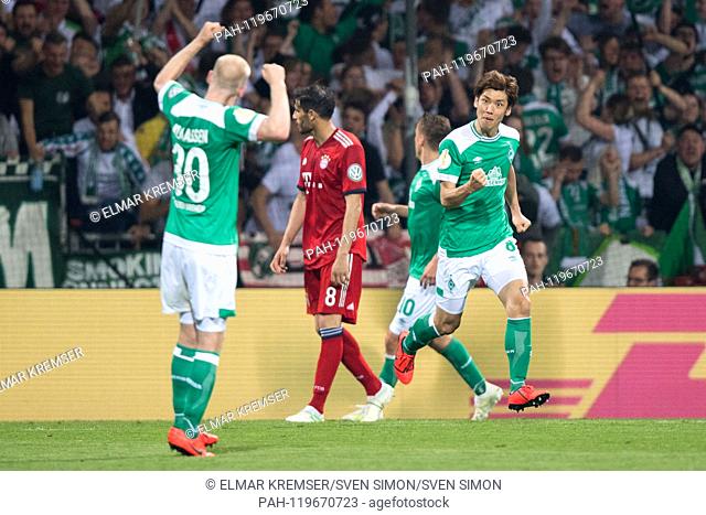 goalkeeper Yuya OSAKO (right, HB) and Davy KLAASSEN (HB) cheer on the goal to 1: 2 connection for Werder Bremen, jubilation, cheering, cheering, joy, cheers