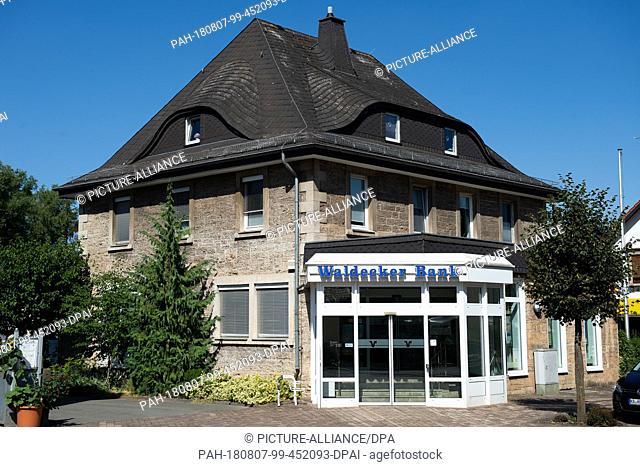 07.08.2018, Hessen, Diemelstadt-Adorf: Exterior view of Waldecker Bank. A bank robbery was the fate of an alleged serial bank robber