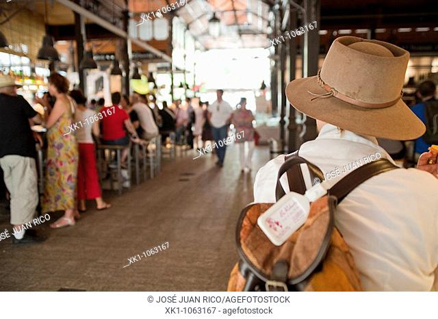 turista en el mercado de San Miguel, Madrid, España