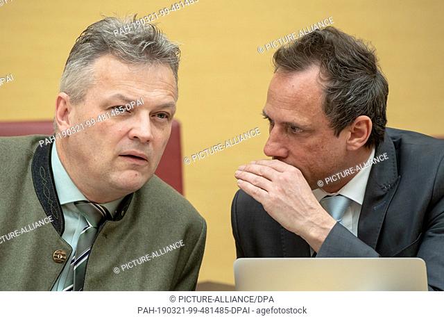 21 March 2019, Bavaria, München: Roland Weigert (l, Free Voters), Minister of State at the Ministry of Economic Affairs, Regional Development and Energy