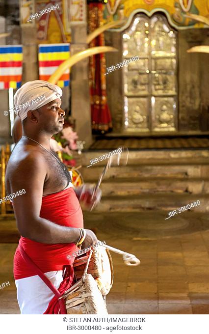 Drummer standing in front of the golden gate, Buddhist shrine, Sri Dalada Maligawa, Temple of the Tooth in Kandy