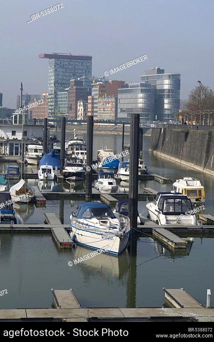 Boats in harbour, high-rise Colorium, motor boats, Media Harbour, Düsseldorf, North Rhine-Westphalia, Germany, Europe