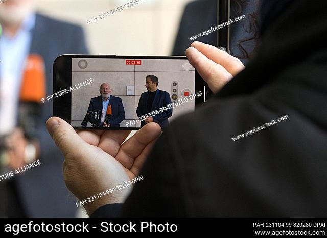 04 November 2023, Berlin: SPD leader Lars Klingbeil (r) and the lead candidate of the Dutch Partij van de Arbeid Frans Timmermans can be seen on the display of...