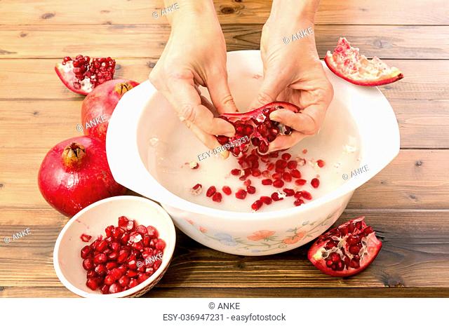 Collecting technique for pomegranate seeds in water, making the membrane float and the arils sink