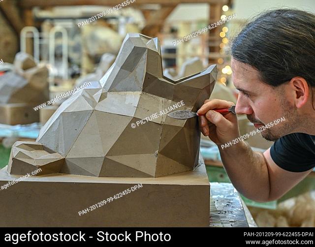 08 December 2020, Brandenburg, Sieversdorf: Martin Philipp, a ceramist from the company Golem GmbH Kunst- und Baukeramik