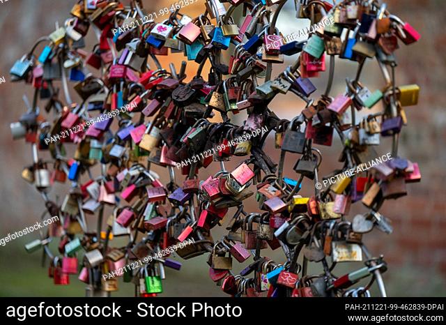20 December 2021, Brandenburg, Neuruppin: Love locks hang from a scaffolding in front of the monastery church of St. Trinitatis