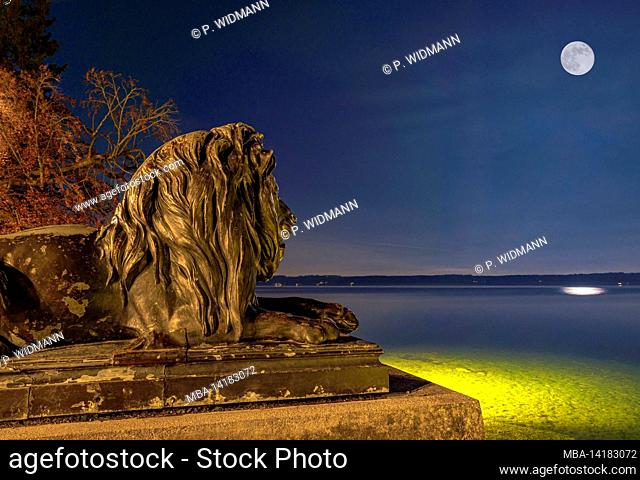 Bavarian lion in front of the Midgardhaus at night, Tutzing, Lake Starnberg, Upper Bavaria, Bavaria, Germany