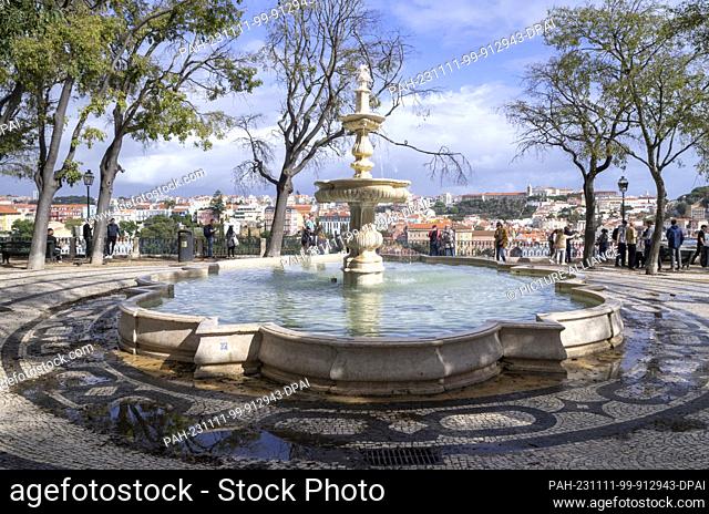 PRODUCTION - 27 October 2023, Portugal, Lissabon: Fountain at the ""Miradouro de Sao Pedro de Alcantara"" viewpoint. Photo: Viola Lopes/dpa
