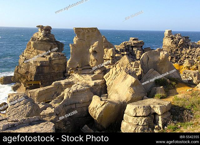 Cliffs on the Atlantic Coast, Revelim dos Remedios, Cape Carvoeiro, Peniche, Extremadura, Portugal, Europe
