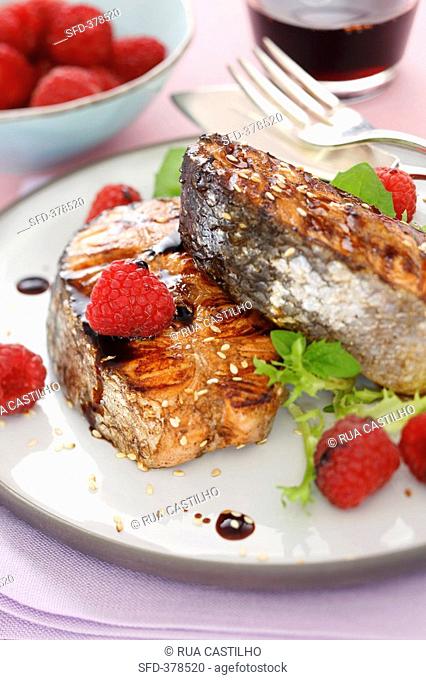 Fried salmon with raspberries and balsamic vinegar