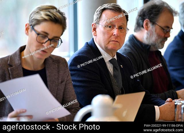 21 February 2020, Thuringia, Erfurt: Susanne Hennig-Wellsow (l-r, all Die Linke), parliamentary party leader of the Left, Bodo Ramelow