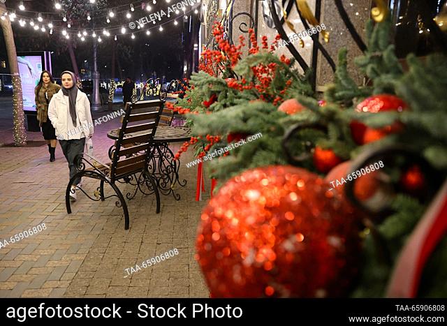RUSSIA, GROZNY - DECEMBER 19, 2023: People are seen in a city street decorated for the upcoming winter holidays. Yelena Afonina/TASS