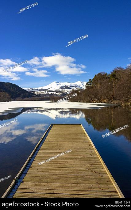 Lake Chambon in winter, Massif of Sancy in the background, Regional Nature Park of the Volcanoes of Auvergne, Puy de Dome department, Auvergne, France, Europe