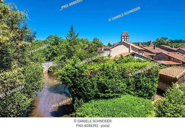 France, Dordogne, Perigord Vert, Saint-Jean-de-Cole (Plus Beau Village de France - Most Beautiful Village in France), paesant houses on the bank of the Cole...