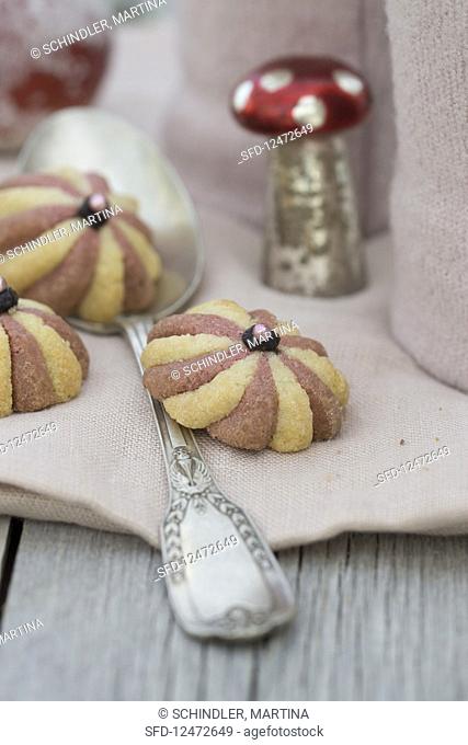 Pfaffenhut with jam biscuits