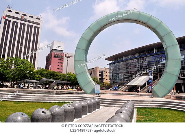 Busan (South Korea): modern sculpture facing the train station