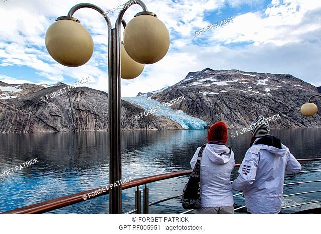 PASSENGERS ON THE OCEAN LINER'S DECK TO ADMIRE THE LANDSCAPE, THE BLUE GLACIAL SNOUT OF THE GLACIER, ASTORIA CRUISE SHIP, FJORD IN THE PRINCE CHRISTIAN SOUND