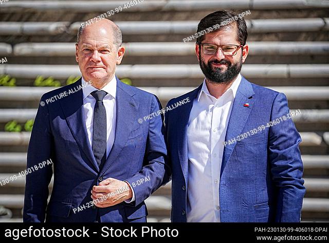 29 January 2023, Chile, Santiago De Chile: German Chancellor Olaf Scholz (SPD) is received by Gabriel Boric (r), President of Chile