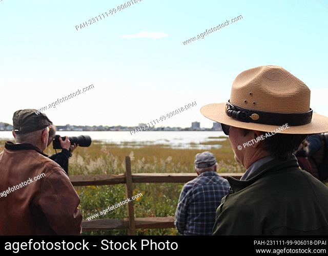 PRODUCTION - 16 October 2023, USA, New York: Warden Daphne Yun in the Jamaica Bay Wildlife Refuge stands with visitors in the Gateway