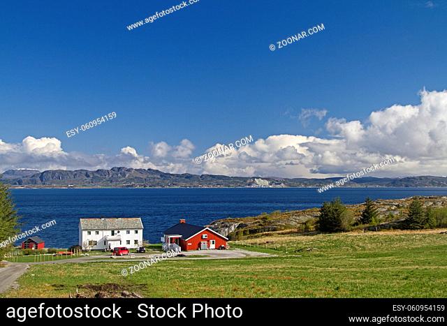 Idyllischer Bauernhof im norwegischen Stil malerisch am Tromdheimsfjorden gelegen