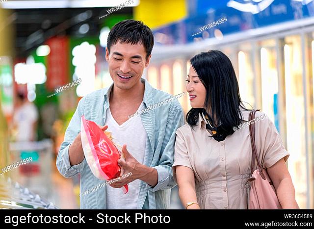 Middle-aged couples shopping in the supermarket