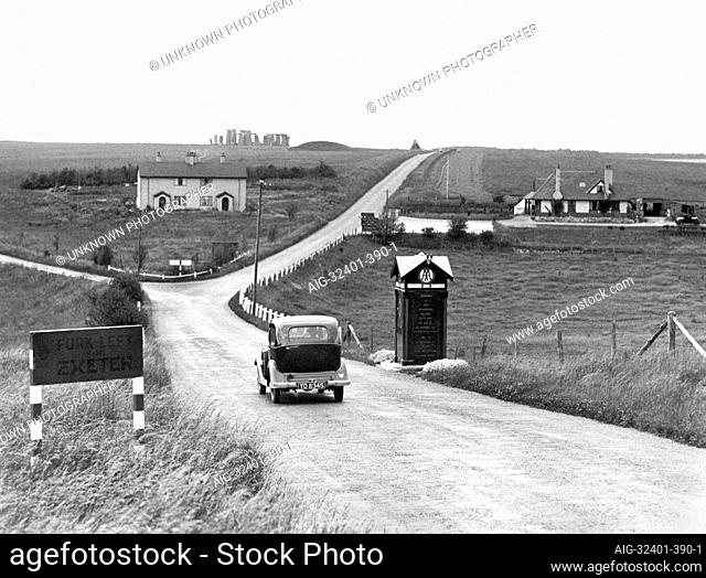 STONEHENGE, Amesbury, Wiltshire. A car drives past an AA box towards Stonehenge. Photograph 1930, from the Ministry of Works Blue Album