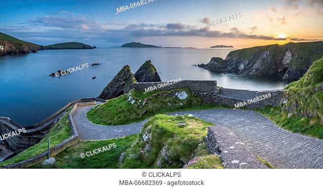 Dunquin pier (Dún Chaoin), Dingle peninsula, County Kerry, Munster province, Ireland, Europe. Panoramic view of the trail at sunset