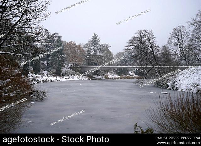 06 December 2023, Hamburg: View of the snow-covered Planten un Blumen park. Cold and snow continue to grip many parts of Germany