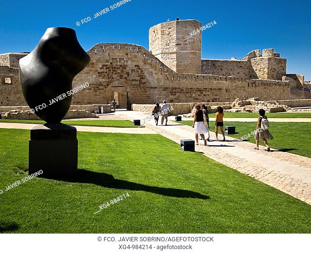 Jardines en la entrada al castillo de Zamora, con una escultura del zamorano Baltasar Moro - Castilla y León - España