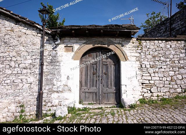 30 April 2023, Albania, Berat: A wooden door on the castle fortress Kalaja. Photo: Sebastian Kahnert/dpa. - Berat/Berat/Albania