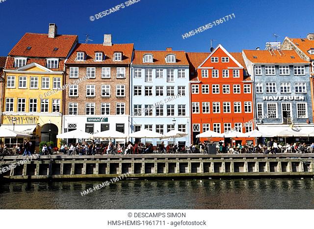 Denmark, Capital (Hovedstaden), Copenhagen, the colorful buildings of Nyhavn (new harbour)