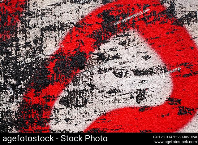 08 January 2023, Berlin: 08.01.2023, Berlin. Black splatters, traces from a paint bag attack, and red paint from old graffiti form colorful