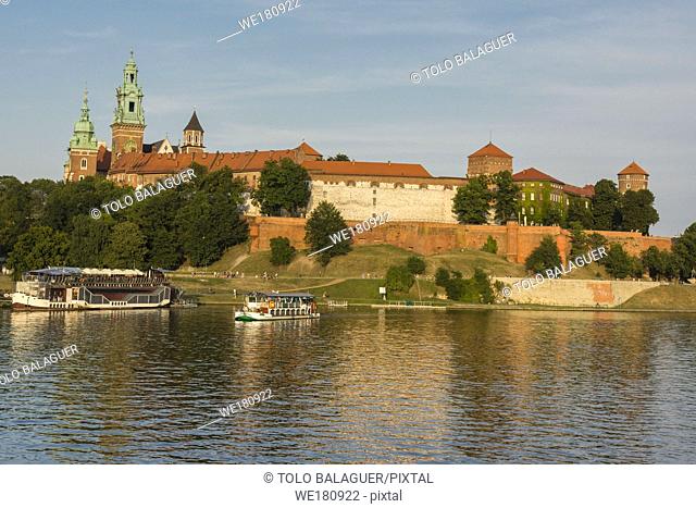 barcazas en el rio Vistula, castillo y colina de Wawel, Cracovia , voivodato de Pequeña Polonia, Polonia, eastern europe