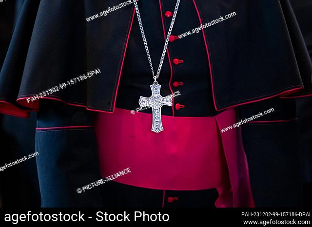 02 December 2023, Baden-Württemberg, Rottenburg am Neckar: A cross hangs around the neck of Nikola Eterovic (Archbishop, Apostolic Nuncio) in the festival hall...