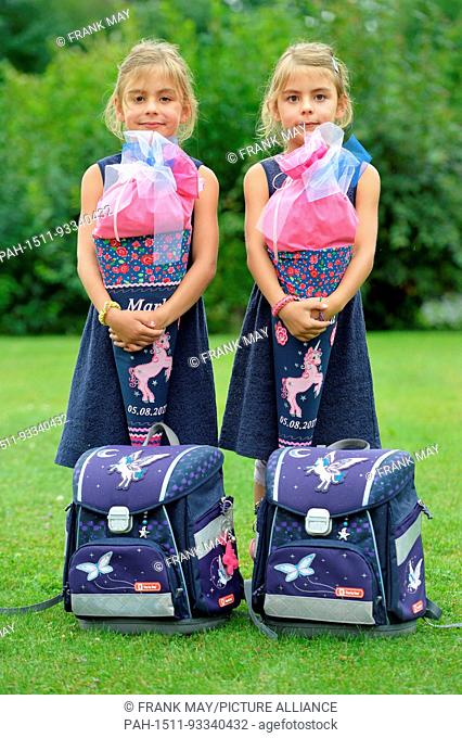 Two girls at their first school day, Germany, city of Osterode, 05. August 2017. Photo: Frank May (model released) | usage worldwide