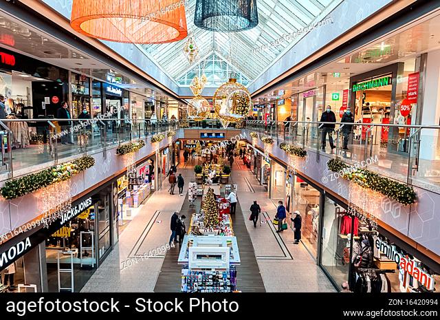 Einkaufscenter in der Coronakrise/Weihnachtszeit mit wenigen Kunden