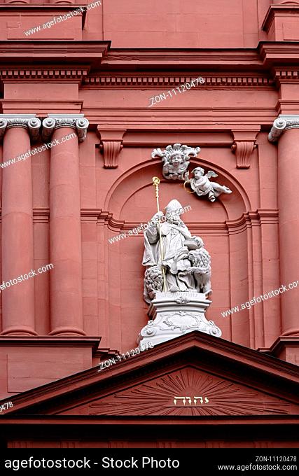 Mainz, Deutschland - August 21, 2017: Die Skulptur des Heiligen Sankt Ignatius über dem Eingang und an der Fassade der Sankt Ignaz Kirche am 21