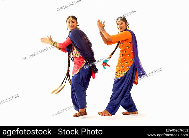 KAKU FANCY DRESSES Indian State Punjabi Folk Dance Costume for Kids/  Bhangda Gidda Dance Costume For Boys - Magenta & Blue, 5-6 Years Kids  Costume Wear Price in India - Buy KAKU