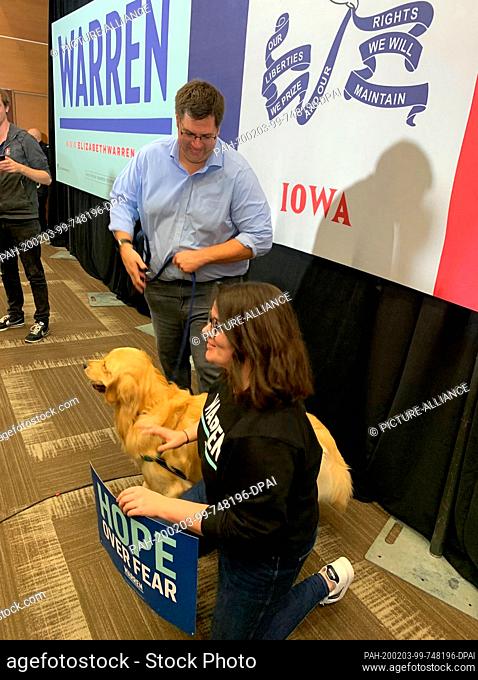 02 February 2020, US, Des Moines: Alex Warren, son of Elizabeth Warren, keeps the family dog Bailey on a leash, while he is photographed for Selfies with...
