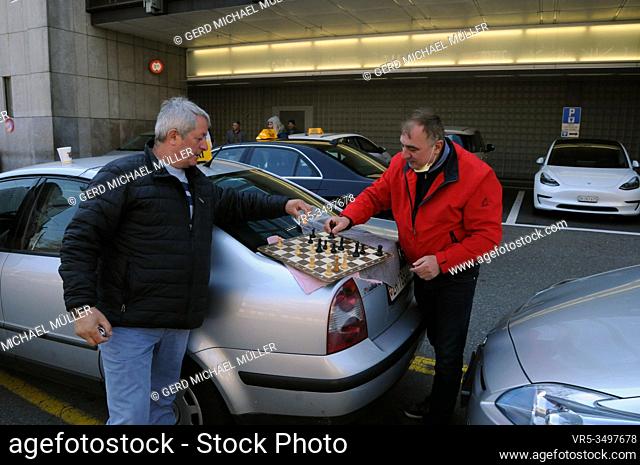 Corona Ghost town Zürich City: Some taxi driver's still around waiting for clients by playing chess