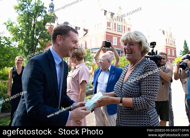 20 August 2020, Saxony, Bad Muskau: Michael Kretschmer (CDU), Prime Minister of Saxony, welcomes Monika Grütters (CDU), Minister of State for Culture