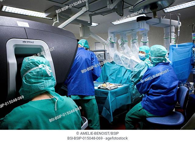 Reportage in an operating theatre during a hysterectomy using the da Vinci robot®. The surgeon steers the robot from the console