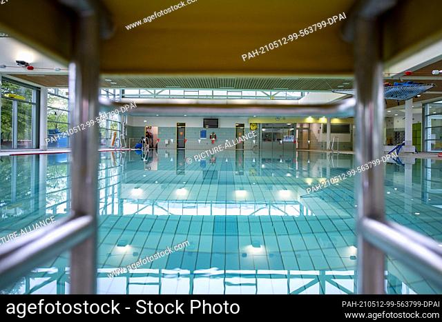 11 May 2021, Lower Saxony, Osnabrück: View into the empty swimming hall at the Moskaubad. Due to Corona, no swimming lessons can take place at the moment