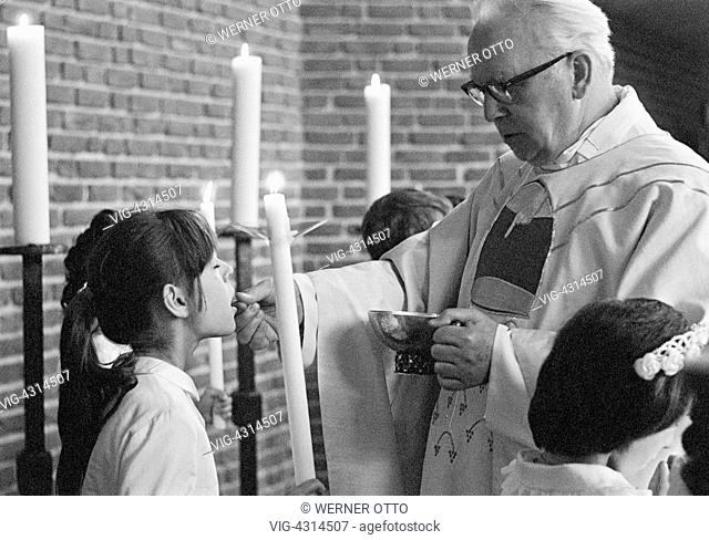 DEUTSCHLAND, OBERHAUSEN, 21.04.1974, Seventies, black and white photo, religion, Christianity, First Communion, Eucharistic mass