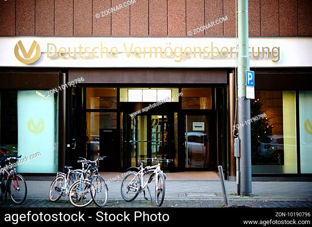 Frankfurt, Deutschland - Januar 05, 2017: Der Glaseingang der Deutschen Vermögensberatung einem Management für Finanzbetreuung am 05